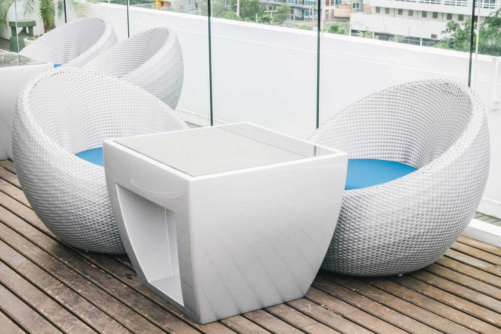 Table et chaise vide avec terrasse extérieure Table et chaise vide avec terrasse extérieure